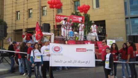 Hundratals deltagare i Beirut Marathon i Libanon demonstrerade för ett starkt Arms Trade Treaty i december 2011.