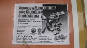 "Byt ut ditt vapen mot mat och medicin" säger denna affisch från regeringen i Panama. Foto: Aron Lindblom.
